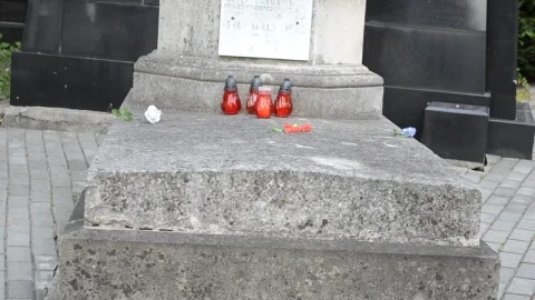Free Video Stock tiro inclinable de una estatua en un cementerio Live Wallpaper - Free Live Wallpaper