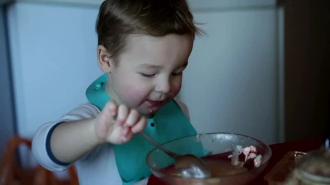 Free Video Stock toddler eating soup Live Wallpaper - Free Live Wallpaper
