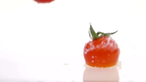 Free Video Stock tomatoes falling into the water Live Wallpaper - Free Live Wallpaper