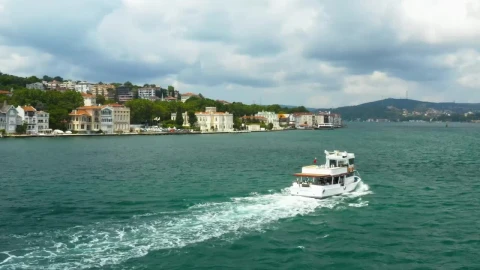 Free Video Stock tour boat heading through istanbul Live Wallpaper - Free Live Wallpaper