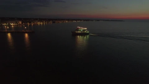 Free Video Stock tour boat with bright lights Live Wallpaper - Free Live Wallpaper