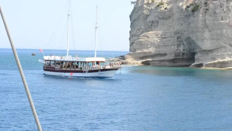 Free Video Stock tourist boat entering a bay Live Wallpaper - Free Live Wallpaper