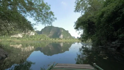 Free Video Stock tourist boat heading through ha long bay Live Wallpaper - Free Live Wallpaper