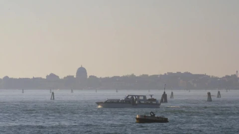 Free Video Stock tourist boat heading by venice Live Wallpaper - Free Live Wallpaper