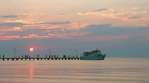 Free Video Stock tourist boat leaving a pier Live Wallpaper - Free Live Wallpaper