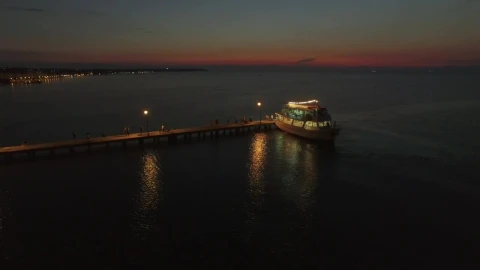 Free Video Stock tourist boat leaving in the evening Live Wallpaper - Free Live Wallpaper