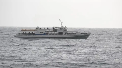 Free Video Stock tourist boat on a rainy day Live Wallpaper - Free Live Wallpaper