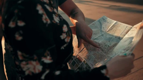Free Video Stock tourist couple looking at a city map Live Wallpaper - Free Live Wallpaper