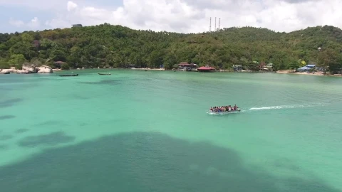 Free Video Stock tourist on a trip through the turquoise sea Live Wallpaper - Free Live Wallpaper