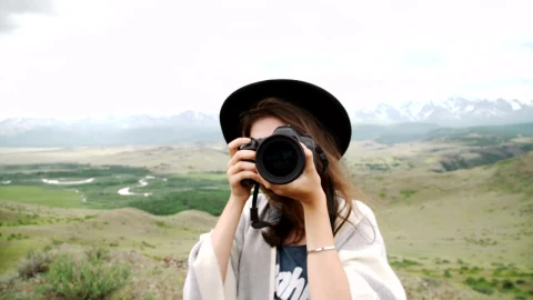 Free Video Stock tourist taking photos in nature Live Wallpaper - Free Live Wallpaper