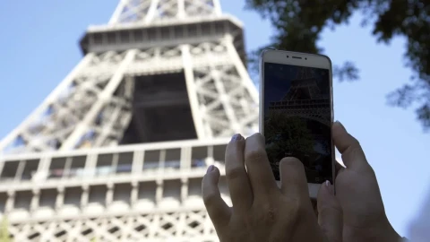 Free Video Stock tourist taking picture of the eiffel tower Live Wallpaper - Free Live Wallpaper