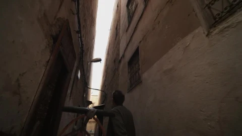 Free Video Stock tourist walking through the corridors in morocco Live Wallpaper - Free Live Wallpaper