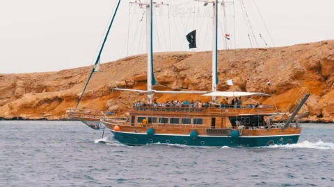 Free Video Stock tourist yacht sailing on the river Live Wallpaper - Free Live Wallpaper