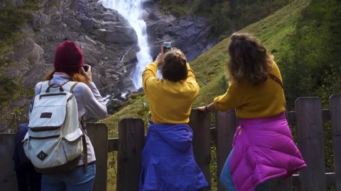 Free Video Stock tourists taking photos to a waterfall Live Wallpaper - Free Live Wallpaper