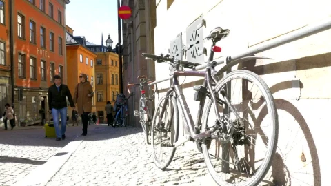 Free Video Stock tourists walking around town Live Wallpaper - Free Live Wallpaper