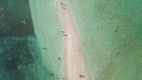 Free Video Stock tourists walking on the white sand beach Live Wallpaper - Free Live Wallpaper