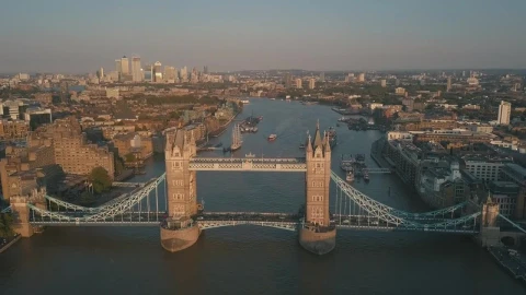 Free Video Stock tower bridge in a river in london Live Wallpaper - Free Live Wallpaper