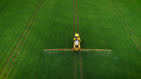 Free Video Stock tractor fertilizing the field Live Wallpaper - Free Live Wallpaper