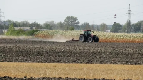 Free Video Stock tractor working on the field Live Wallpaper - Free Live Wallpaper