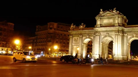 Free Video Stock traffic at puerta de alcala at night Live Wallpaper - Free Live Wallpaper