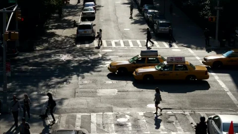 Free Video Stock traffic in a crossroads Live Wallpaper - Free Live Wallpaper