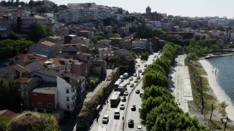 Free Video Stock traffic moving past waterfront houses Live Wallpaper - Free Live Wallpaper