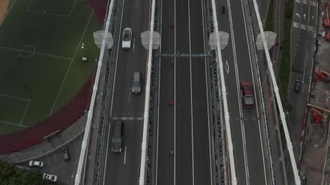 Free Video Stock traffic on a bridge passing through the city Live Wallpaper - Free Live Wallpaper