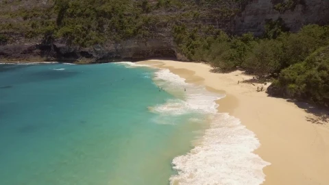 Free Stock Video Waves Breaking On A Hidden Beach Live Wallpaper - Free Live Wallpaper