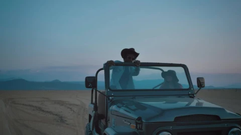Free Stock Video Wanderlusts Traveling In A Jeep Make A Stop Live Wallpaper - Free Live Wallpaper