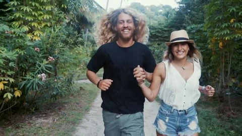 Free Stock Video Wanderlusts Running Together Through A Jungle Live Wallpaper - Free Live Wallpaper