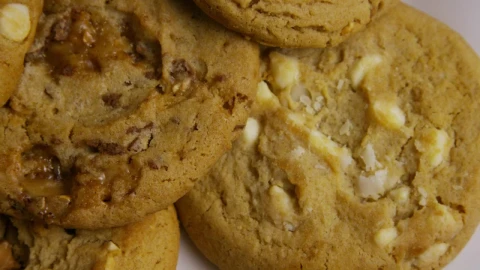 Free Stock Video Walnut Cookies Rotating On A White Plate Live Wallpaper - Free Live Wallpaper