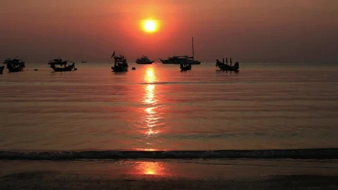 Free Stock Video Walking Out Towards Boats At Sunset Live Wallpaper - Free Live Wallpaper