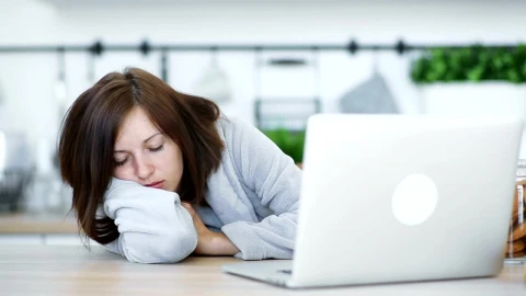 Free Stock Video Waking Up And Drinking Coffee In Front Of A Laptop Live Wallpaper - Free Live Wallpaper