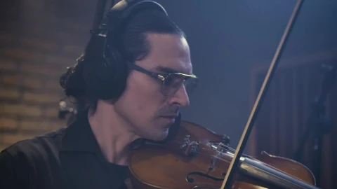 Free Stock Video Virtuous Violinist Playing In A Studio Live Wallpaper - Free Live Wallpaper