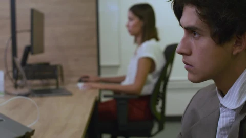 Free Stock Video Very Concentrated Man Working In An Office Live Wallpaper - Free Live Wallpaper