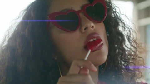 Free Stock Video Urban Woman With Heart Shaped Sunglasses Live Wallpaper - Free Live Wallpaper
