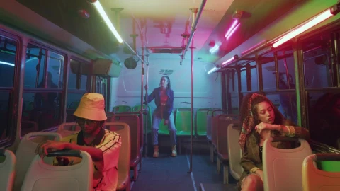 Free Stock Video Urban Trendy Models On A Bus Live Wallpaper - Free Live Wallpaper