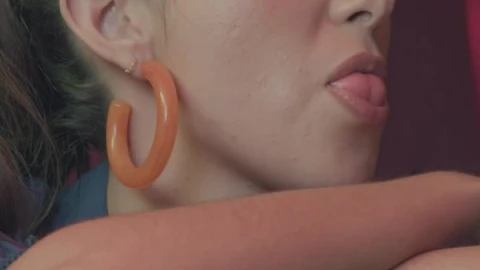 Free Stock Video Urban Girl With A Chewing Gum Live Wallpaper - Free Live Wallpaper