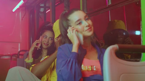 Free Stock Video Urban Fashion Young People On The Phone Live Wallpaper - Free Live Wallpaper