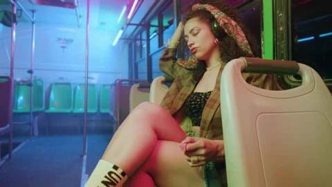 Free Stock Video Urban Fashion Model On The Bus Live Wallpaper - Free Live Wallpaper