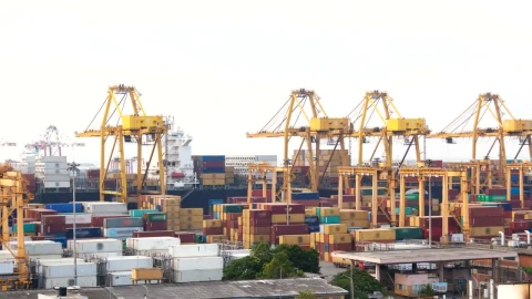 Free Stock Video Unloading A Cargo Ship In The Container Port Live Wallpaper - Free Live Wallpaper