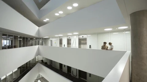Free Stock Video Two People Talking Inside A Building Live Wallpaper - Free Live Wallpaper