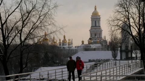 Free Stock Video Two Men Walking Through A City Under The Snow Live Wallpaper - Free Live Wallpaper