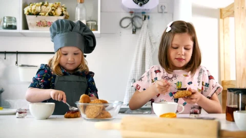 Free Stock Video Two Girls In The Kitchen Eating Cookies With Jam Live Wallpaper - Free Live Wallpaper