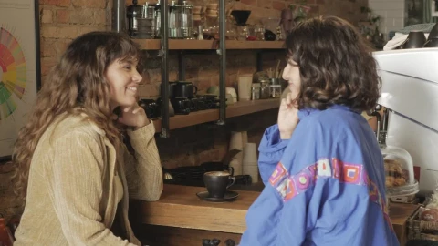 Free Stock Video Two Girls Chatting At The Counter Of A Coffee Shop Live Wallpaper - Free Live Wallpaper