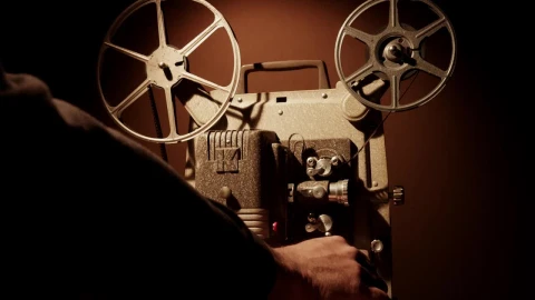 Free Stock Video Turning On A Vintage Film Projector Live Wallpaper - Free Live Wallpaper