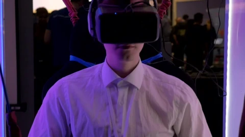 Free Stock Video Trying A Vr Arcade Attraction Live Wallpaper - Free Live Wallpaper