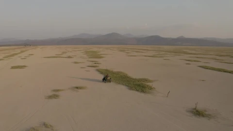 Free Stock Video Traveling Through An Arid Desert Surrounded By Mountains Live Wallpaper - Free Live Wallpaper