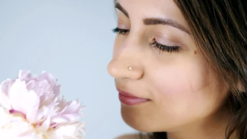 Free Stock Video Young Woman Smelling A White Flower Live Wallpaper - Free Live Wallpaper