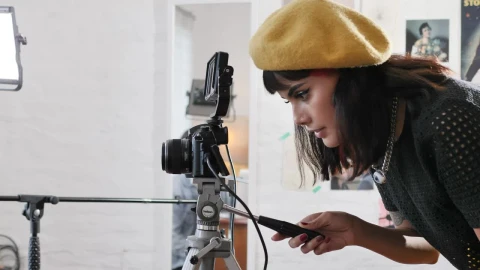 Free Stock Video Young Woman Shooting A Guy Talking On Video Live Wallpaper - Free Live Wallpaper